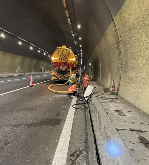 小榄镇隧道排水渠清淤